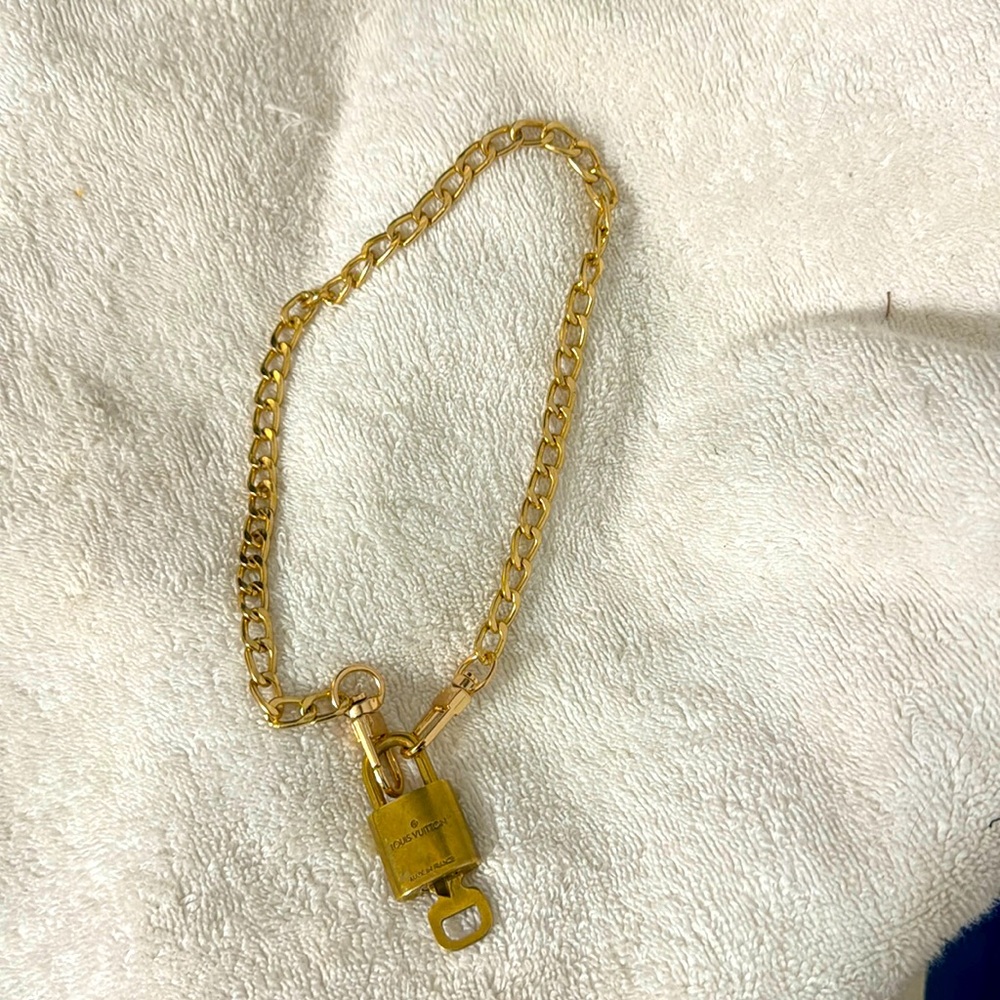 💯 authentic LV lock/key necklace